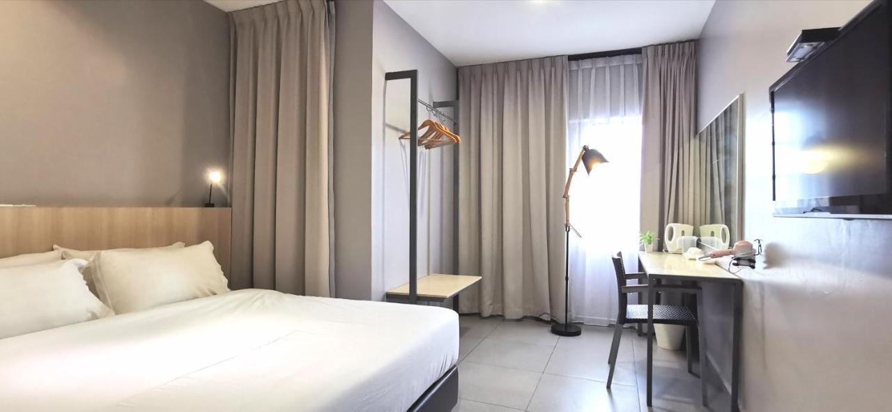 Country Inn Kulai Extérieur photo