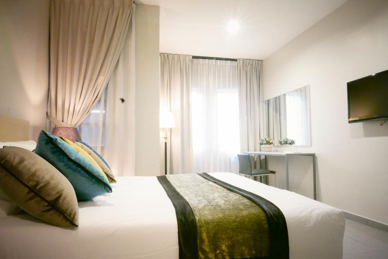 Country Inn Kulai Extérieur photo