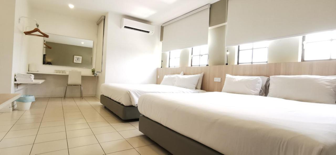 Country Inn Kulai Extérieur photo